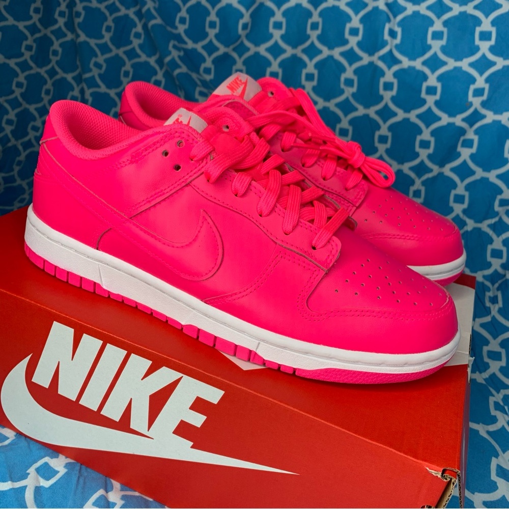 Dunk low Women’s size 10 Hyper pink rare sneakers wmns